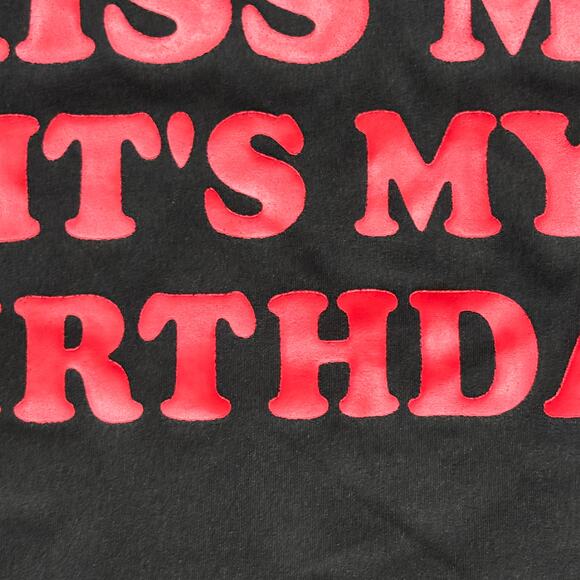 New Medium "Kiss Me It's My Birthday" Baby Crop Tee Black Y2k Top Goth Grunge - Picture 2 of 3
